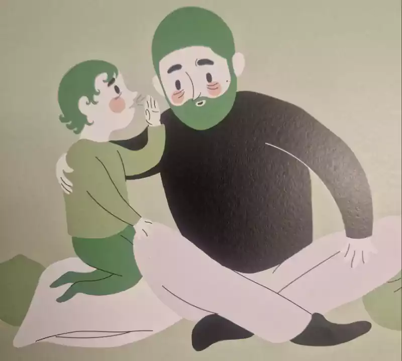 Barn står på kne og hvisker hemmelighet i øret på voksen som sitter og lener seg mot barnet.